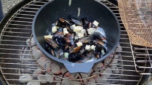 Мидии в сливочном соусе на гриле.