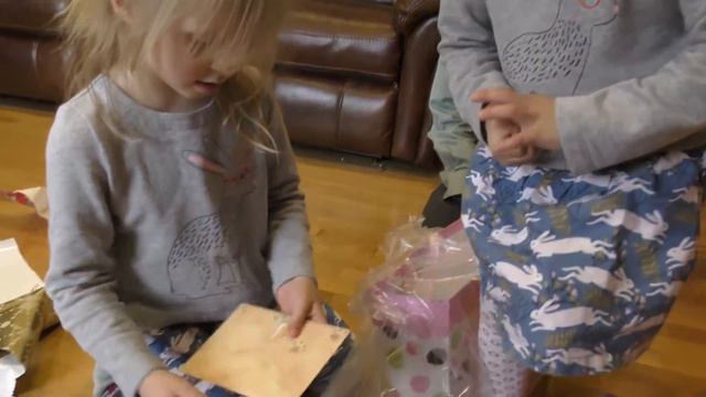 День Рождения. Открываем подарки. Kate opens Birthday's presents. смотреть онлайн