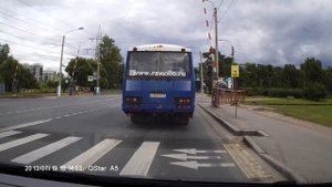 Синий автобус - дебил за рулем