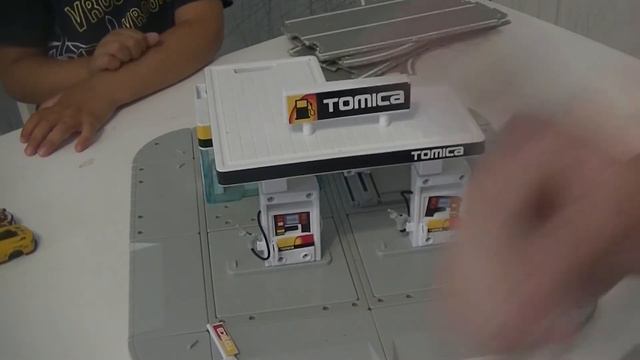 Строим авто заправку и автомойку! Очень интересная игра tomica смотреть онлайн