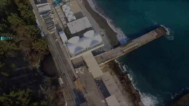 Монтаж крыши из камыша на территории отеля "Ялта-Интурист" смотреть онлайн