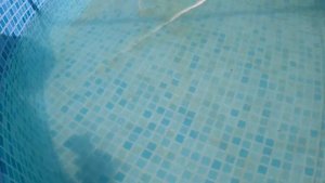 Не используйте это средство для очистки воды в бассейне дома!