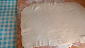 Пирожки из слоёного теста с фаршем и грибами.