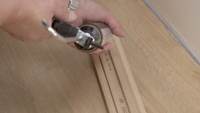 Как установить плинтус #Pergo после укладки ламината. смотреть онлайн