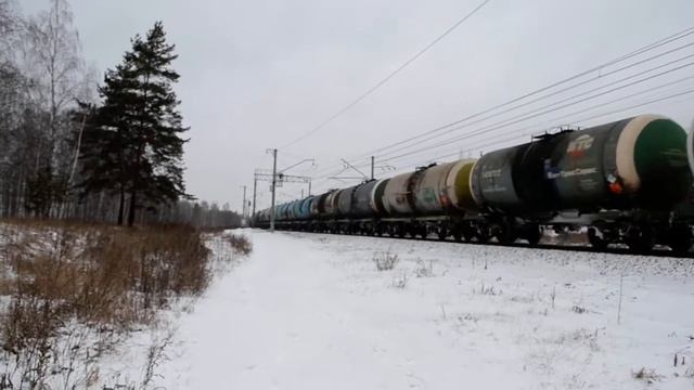Тепловоз 2ТЭ116 с грузовым поездом на перегоне Ступино - Кашира-Пассажирская (24.01.2020) смотреть онлайн