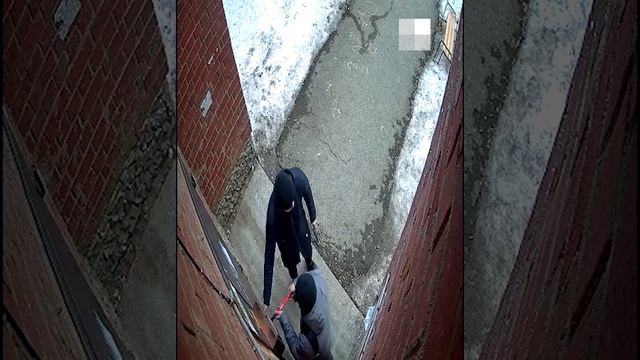 Мужчины ломом вскрыли двери с домофоном смотреть онлайн