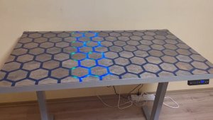 Компьютерный стол "СОТЫ" с подсветкой из эпоксидной смолы. Подъёмный механизм.