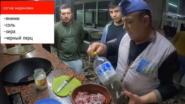 самый вкусный мясо в казане, на дровах по Наваинский! Узбекистан готовит повар! приготовление Жиз! смотреть онлайн