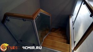 Современная лестница на металлическом каркасе со ступенями из лиственницы и стеклом