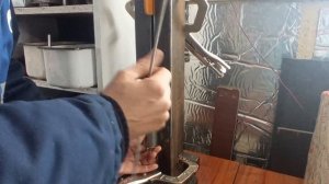 как приварить петли к профтрубе, профилю, уголку. прочно, без перекосов и возможно без помощника.