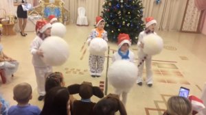 Танец морозят со снежками