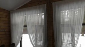 Шторы на заказ в деревянный дом из бруса Красивые шторы с ламбрекеном в гостиную в современном стил