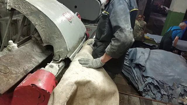 Выделка Натуральной Кожи: Строгание сыромятной кожи | M.Leather смотреть онлайн