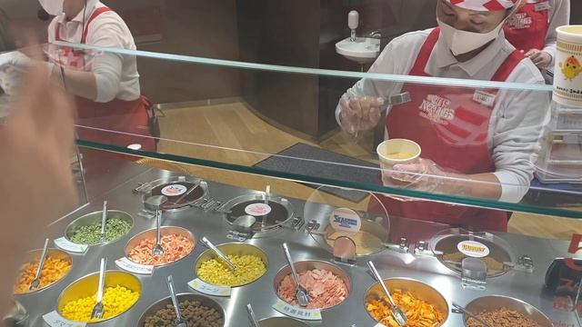 ЯПОНЕЦ РАСКРЫЛ СЕКРЕТ О ЯПОНСКОМ ДОШИРАКЕ!   Японец говорит по-русски!