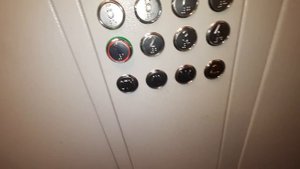 Нет этажного индикатора! Лифт КМЗ 2012 года выпуска.