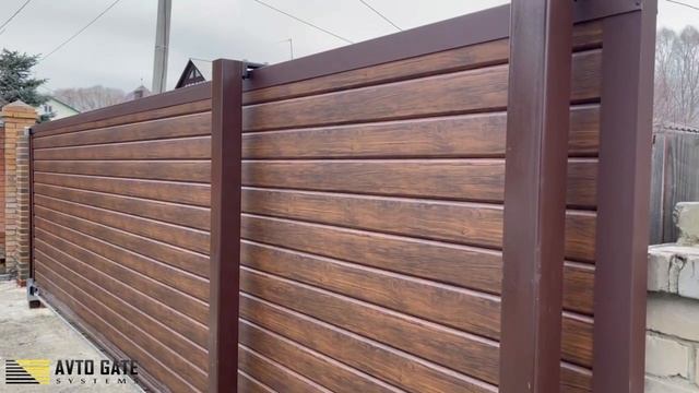 Откатные ворота и калитка из металлосайдинга с заполнением технической части