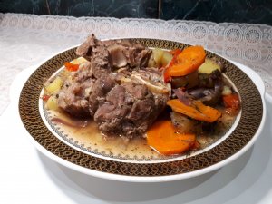 Мясо с овощами в казане