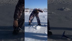 Зимняя рыбалка на Южном Урале. Удачливые и мудые рыбаки Анатолий и Алексей.