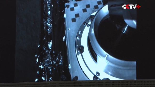 Космический аппарат "Чанъэ-5" успешно прилунился и начал собирать лунные образцы грунта.