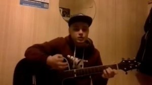 Парень красиво играет на гитаре и поет песню Я копаюсь на помойке как червяк