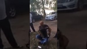 Цыган поёт и играет   оцените достойно !