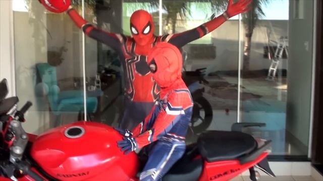 Papai e o Pequeno Homem Aranha encontram uma SUPER MOTO na Garagem смотреть онлайн
