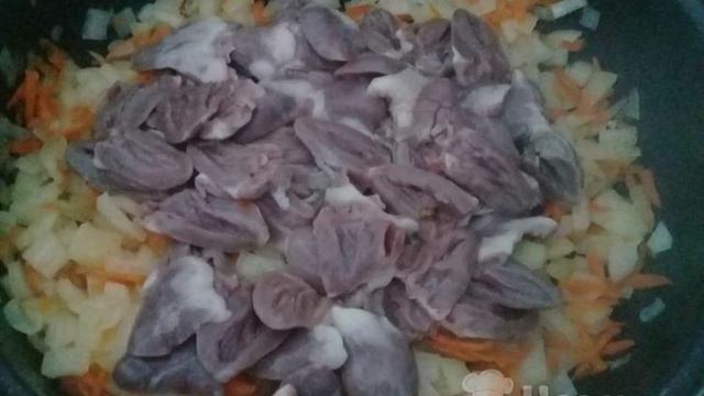 Куриные сердечки тушеные в сметане