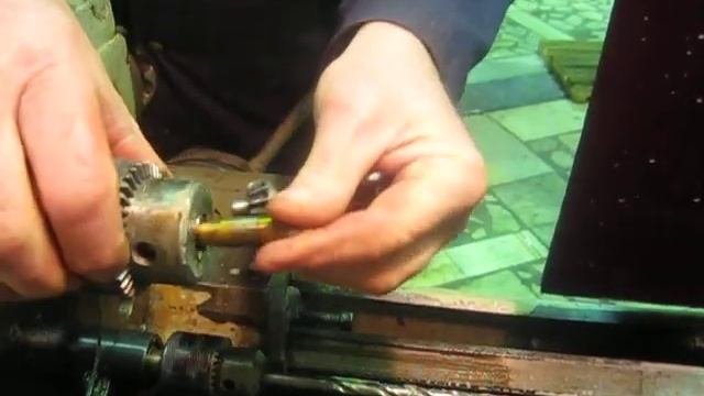 установка и закрепление центровочного сверла