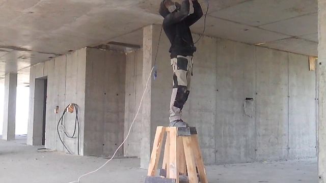 Шлифовка бетона. Ушм 125. На "ходулях". Как вариант.