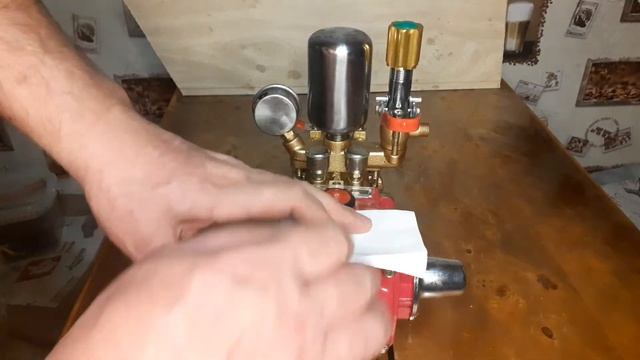 Плунжерный насос высокого давления.