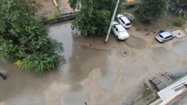 Двор жилого дома в пгт. Чернышевск затопило водой