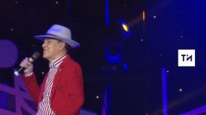 Асаф Вәлиев “Эх, сез матур кызлар” җырын башкара