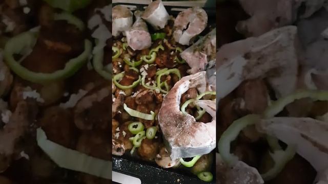 Стерлядь в духовке, с картошкой и грибами. / Sturgeon in the oven, with potatoes and mushrooms.