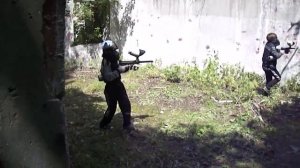 Пейнтбол игра в лагере дети  Paintball