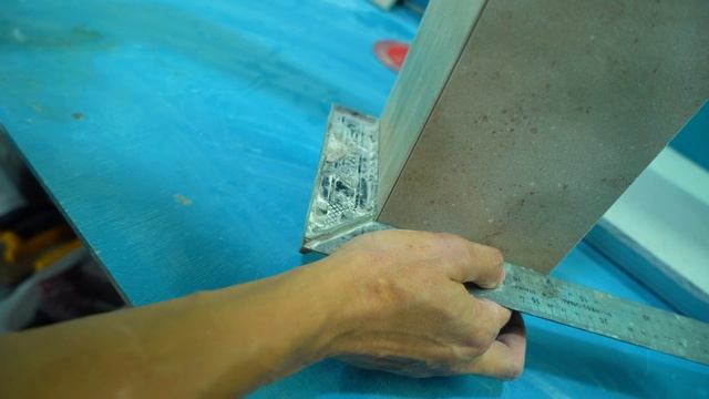 Как точно резать ПЛИТКИ БОЛГАРКОЙ! Секрет разметки и реза плитки на углы 45 простым инструментом! смотреть онлайн