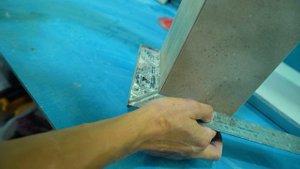 Как точно резать ПЛИТКИ БОЛГАРКОЙ! Секрет разметки и реза плитки на углы 45 простым инструментом!