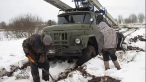 ЗИЛ 131 ямобур по бездорожью. Вездеход 6х6. Установка опор ЛЭП, где нет дорог... 穴掘建柱車