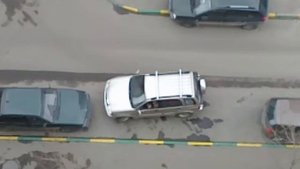 Сын взял у папы машину покататься.