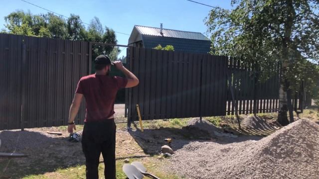 Как сделать забор из евроштакетника diy. Забор из металического штакетника своими руками.