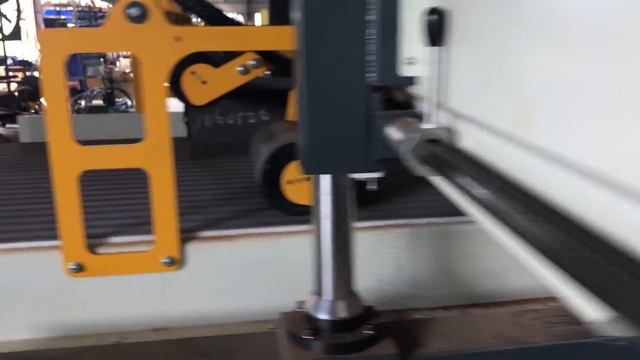 Резка резинового бруса в горизонтальной плоскости на Ленточно-делительном станке HIGH POINT HP 66 смотреть онлайн