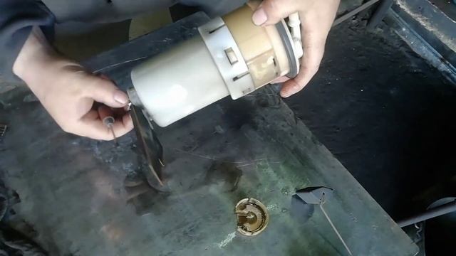 Как заменить топливный фильтр на Тойота Платс смотреть онлайн