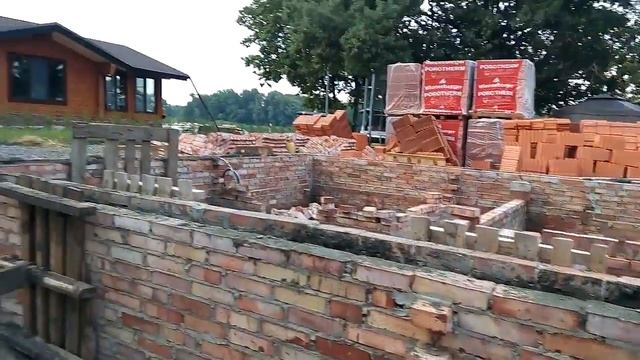 Заливка цоколя в несъёмную опалубку из кирпича.