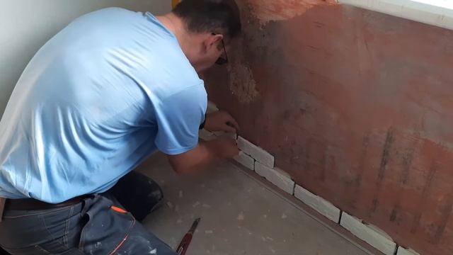 Декоративная штукатурка "Короед" и декоративные кирпичики из гипса.