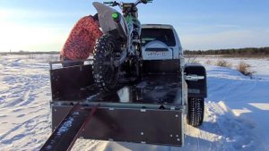 Крепление кроссового мотоцикла на прицепе.