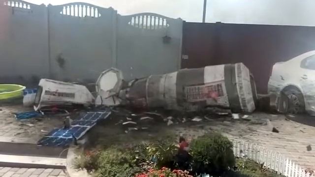 Во двор упал спутник смотреть онлайн