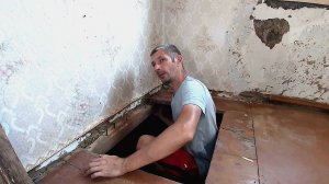 Восстановление очень старого дома! Вскрыли пол и ...