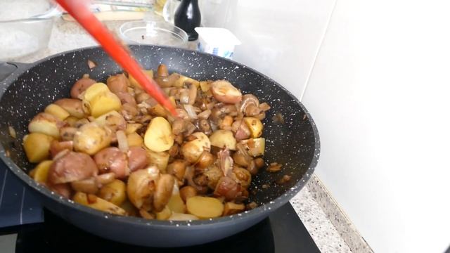 Грибы в сметане с картошкой запеченные под сырной корочкой в духовке!