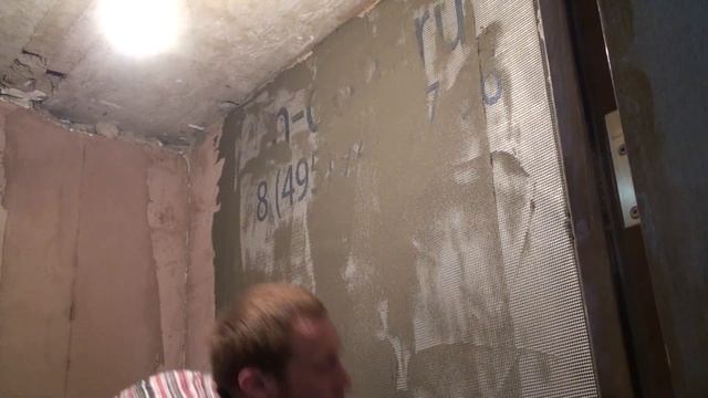 Базовый армирующий слой из клея с фасадной сеткой на гипсокартоновой стене
