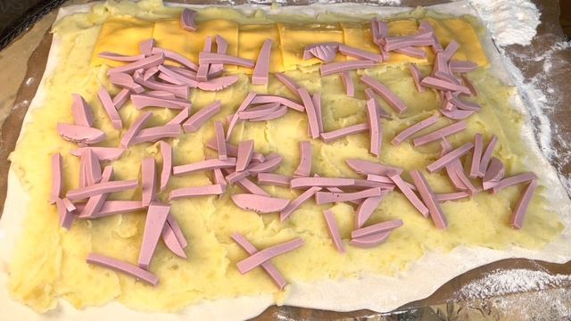 Запеченный рулет из слоеного теста с картофелем. Сытный перекус для всей семьи смотреть онлайн