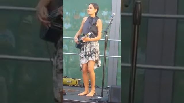 Девушка нереально играет на укулеле смотреть онлайн